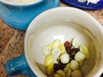 step2: 將桂圓、鮮白果、鮮蓮子和冰糖平均放入燉盅內。用明火煲20分鐘或用蒸爐蒸30分鐘。