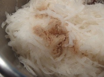 step6: 加入鹽,胡椒粉等調味料。