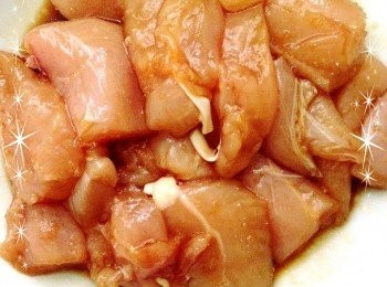 step1: 把雞柳條切成小塊狀,再用醬油跟砂糖醃製半小時.