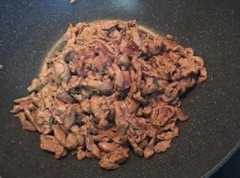 step2: 炒鍋放少許香油將肉絲炒開到半熟，就可倒出備用。