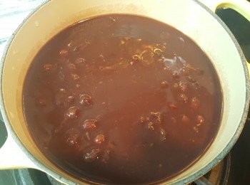 step4: 將紅豆、陳皮及水放入煲內，煲滾後轉中小火，直至煲至紅豆起沙。