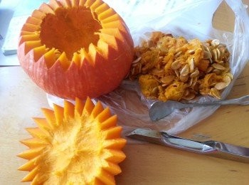 step2: 刮去南瓜肚內的籽,用半茶匙鹽搽勻南瓜裡面