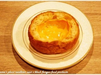 step2: 將麵包頂部切開，挖空麵包後，在底層放入一片起司片。