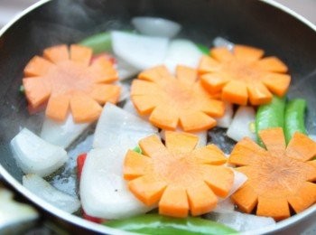 step6: 再放入紅蘿蔔片拌炒數下