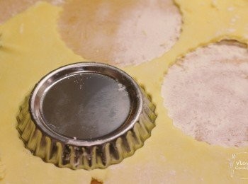 step9: 取出<span class="group_1">撻皮</span>粉團後杆平, 用撻模cut 出適合大小