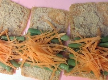 step2: 四角豆皮剪開後放上四季豆及胡蘿蔔絲