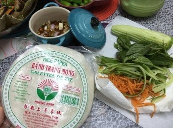 step1: 青瓜及甘荀洗淨，刨絲，芒果去皮切條，九層塔洗淨用廚房紙印乾，粉絲浸軟15分鐘氽水，期間加少許油，關火瀝乾備用