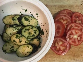 step3: 茄子和蕃茄茄厚片，茄子用切碎的巴西里葉、少許鹽、黑胡椒粉和橄欖油混勻。