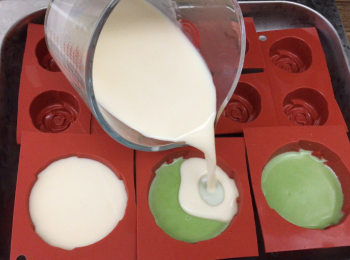 step10: 已雪一小時斑蘭<span class="group_3">椰汁糕</span>，再放上<span class="group_3">椰汁糕</span>面雪至凝固。