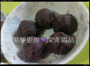 step3: ～ 紅荳蓉平分5份 , 滾成小圓球, 備用