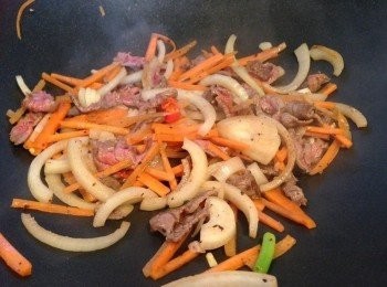 step5: 最後，倒入已瀝乾水份的粉絲、蔥段和調味料。 將所有材料炒熟、拌勻即成。