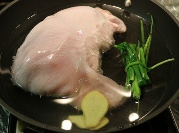 step7: 鍋中加入適量水，放入2片薑、蔥和肚包雞汆燙去浮沫。（汆燙時，豬肚會緊縮所以不怕藥材會走出來。）