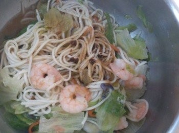 step3: 將已燙熟的所有<span class="group_1">食材</span>放入一碗中，倒入芝麻醬，並攪拌均勻。