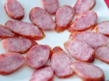 step5: 再將香腸斜切薄片擺牌