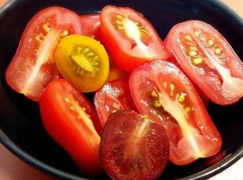 step3: 車厘茄切半.