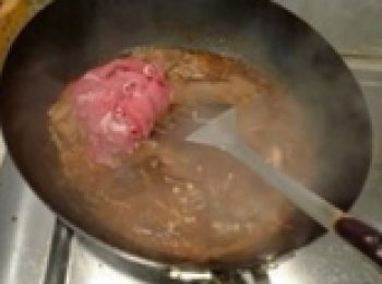 step3: 再次鍋開後，加入肥牛片，快速翻動，讓肥牛片在湯中散開，顏色變深後就可以關火（豆瓣醬本身已經比較咸，所以湯可以不用加鹽和其他<span class="group_2">調料</span>，如果口重可以加一點鹽）