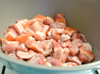 step1: 自將豬肉切塊, 熱鍋, 落橄欖油,  將豬肉煎至金黃色