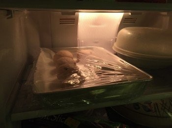 step4: 放入焗盤, 鋪上保鮮紙密封, 放入雪櫃進行低溫發酵12小時