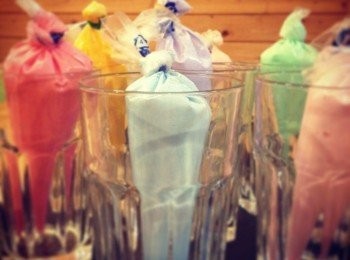 step6: 要填塞的<span class="group_2">糖霜</span>要稀一點，要畫邊的要稠一點，可以再加一點水調稠度