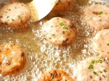 step13: 把芋餅翻面多煎1分鐘30秒後，盛起以廚紙吸去多餘的油份即成。