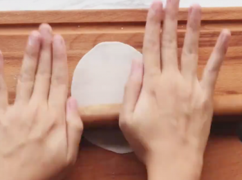 step5: 水餃皮桿成合適的薄度
Roll dumpling wrappers into a thin layer.
