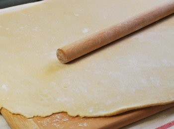 step8: 取出冷藏派皮，在灑了麵粉（分量外）的檯面上擀成0.5公分厚