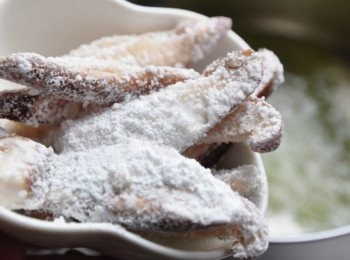 step3: 再將鮮香菇切成薄片用水沖一下，再均勻沾裹地瓜粉