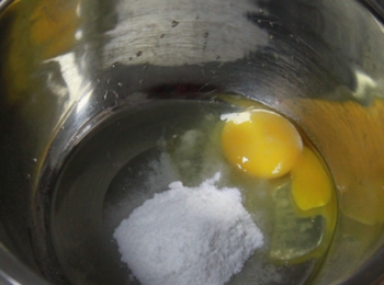 step1: 找一個盆，將雞蛋打散，然後倒入糖粉