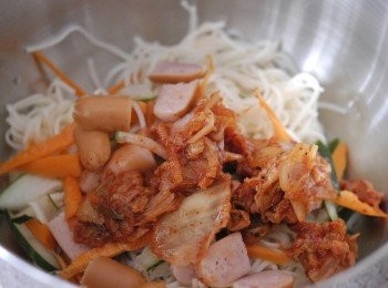 step4: 將麵條與青瓜，紅蘿蔔及泡菜拌勻（我加了香腸粒）