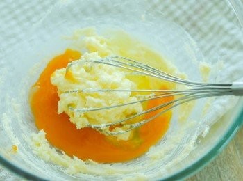 step2: 再加入雞蛋和蛋黃拌勻