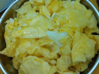 step3: 熱油鍋，下雞蛋翻炒至熟，盛起備用。