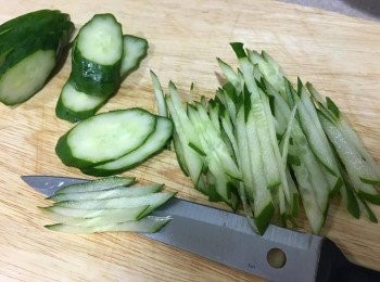 step5: 把青瓜洗淨切絲備用