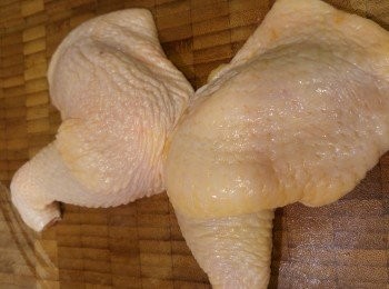 step1: 雞脾去骨,皮和肥膏再切成長方型,之後加<span class="group_2">醃料</span>醃半小時以上。