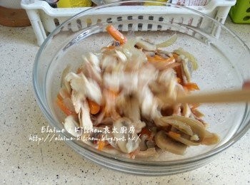 step15: 將雞用手撕成絲放入大碗內 , 加入配料拌勻