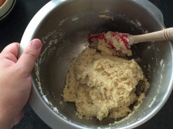 step3: 將拌勻的杏仁糖粉分3-4次拌入蛋白