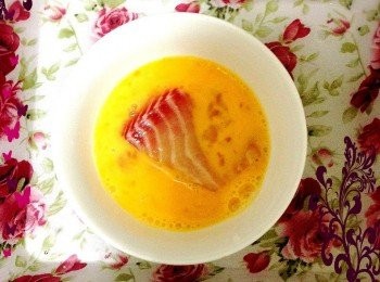 step3: 3.把蛋打散,再把醃好的魚塊放入蛋液中.