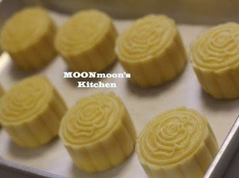 step18: 月餅撲上小量低粉，搓成橢圓形，放入餅模，用手壓平，倒轉餅模，按下約2秒，退出月餅。(掃走多餘粉)