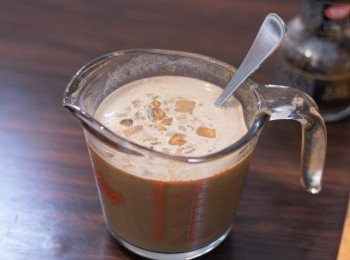 step3: Gravy Mix 先與室溫開水拌勻至無粉粒後再加入其他份量的水拌勻備用，總共下 250 毫升水
