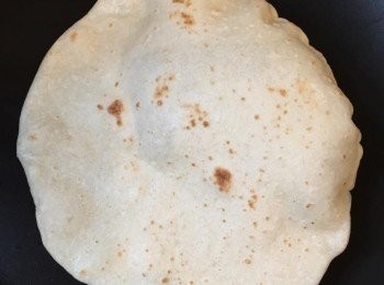 step7: 熱鍋不用放油，以中小火兩面各乾烤至兩面金黃即可。 (烤麵團過程中，麵團會膨脹，膨脹後可以稍加壓扁繼續乾烤)