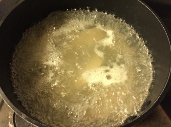 step9: 雞湯加水後煮滾, 下餃子(10隻)中火煮8分鐘