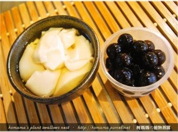 step2: 取一小碗，先將熱豆花依個人食用量，放置於碗中備用。