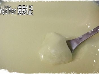 step6: 水滾大火隔水蒸3-8分鐘。
(蒸蛋時間視乎雞蛋數量、水溫、碟的物料、爐的火力和個人口感喜好而有所差異，
但一般2隻蛋，熱水攪，銻碟蒸，3-4分鐘；
3隻蛋，溫水攪，瓷碟蒸約8-10分鐘。
中途可揭開鍋蓋試試是否凝固)