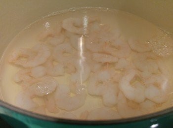 step1: 蝦解凍後用自來水一直沖洗,洗到蝦水清澈,燒熱一鍋水加鹽後下蝦即熄火,攪動蝦仁攞起落<span class="group_4">醃料</span>。