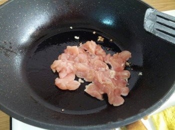 step2: 平底鍋中加1茶匙油燒熱 , 把醃好的雞柳放入煎至二面金黃後盛起備用