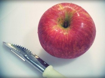 step1: 將蘋果洗乾淨~~ 準備一支挖蘋果芯的器具^^