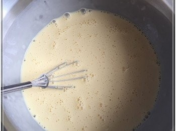 step2: 粟粉, 吉士粉放入大碗內, 淡奶加入拌勻, 過篩去除結粒, 將椰漿, 打散的蛋, 加入3)中拌勻, 備用