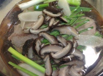 step3: 再備1000cc的水放入雞肉，雞骨頭，青蔥，香菇，洋蔥，蘋果，薑片煮約20分鐘即可