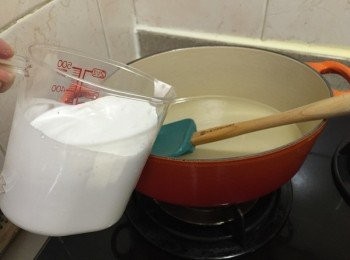 step3: 將椰漿加入糖水中混合攪均