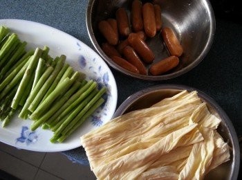 step1: 蘆筍洗淨切1開2,鮮腐竹切1開4條,素腸仔洗淨備用