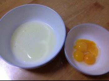 step1: 雞蛋用分離器分離蛋黃蛋白，裝蛋白的盆不能有任何雜質。